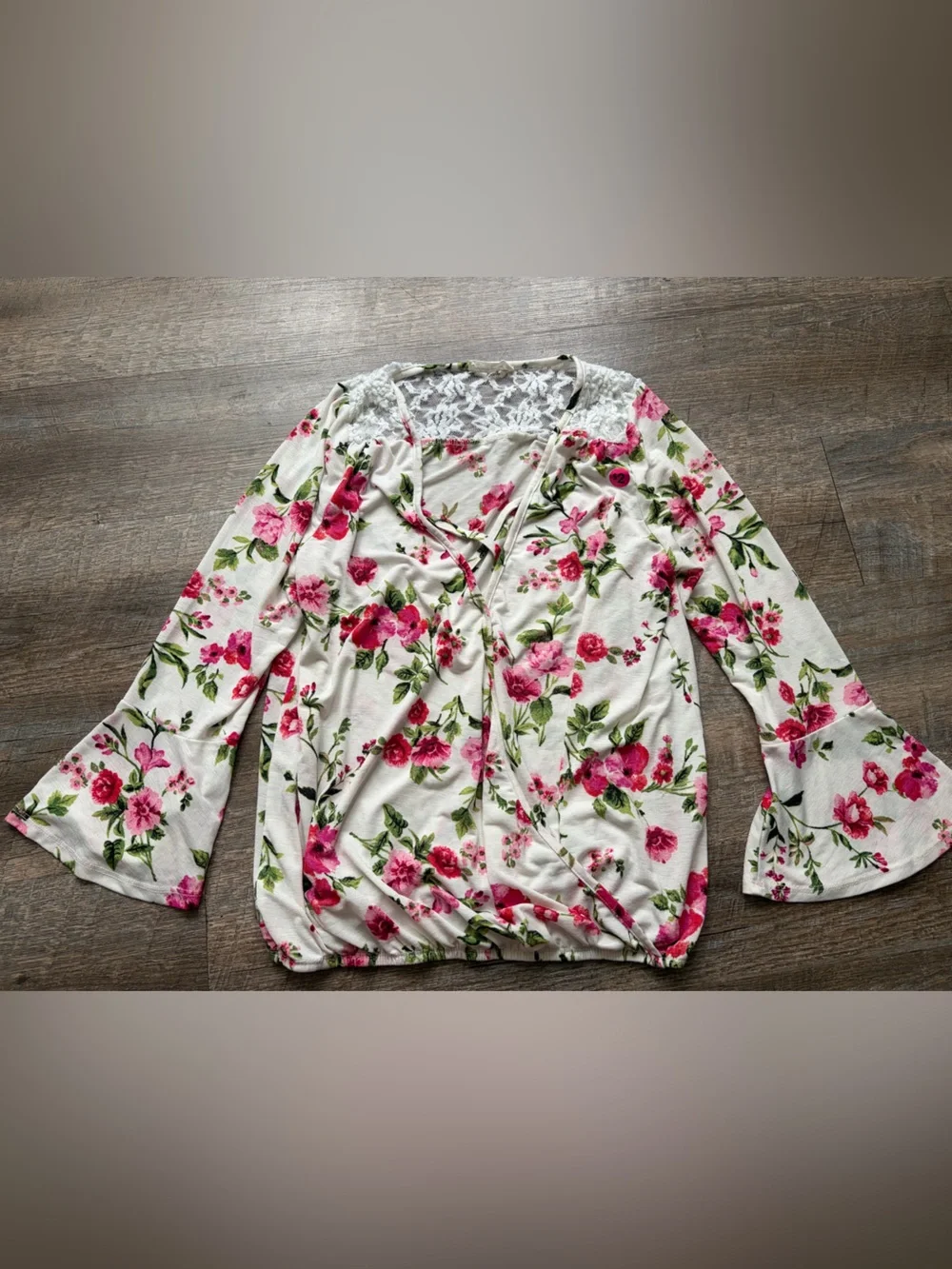 🌸 $10 SALE 🌸 Floral Lace-Back Bell Sleeve Top - Picture 2 of 4